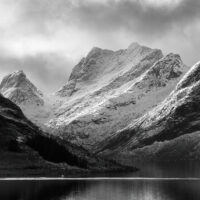 Sort-hvitt bilde av fjellrekke i Lofoten i dramatisk lys, fotokunst veggbilde / plakat av Klaus Axelsen