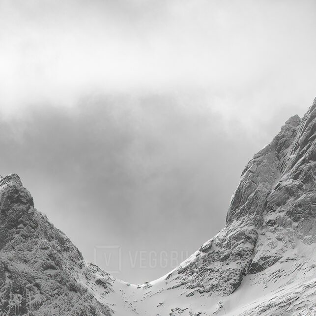 Sort-hvitt bilde av fjellrekke i Lofoten i dramatisk lys, fotokunst veggbilde / plakat av Klaus Axelsen