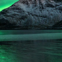 Nordlysbilde fra Vikstranda i Lofoten med snødekte fjell i bakgrunnen, fotokunst veggbilde / plakat av Klaus Axelsen