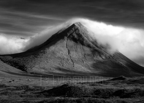 Sort/hvitt bilde av skyer som blåser over fjell., fotokunst veggbilde / plakat av Klaus Axelsen