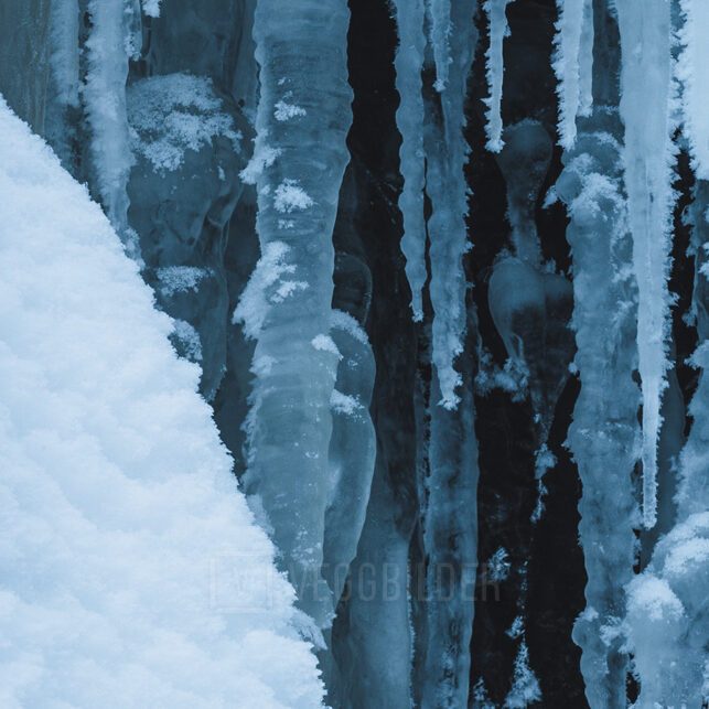 Detaljbilde av istapper og snø, fotokunst veggbilde / plakat av Klaus Axelsen