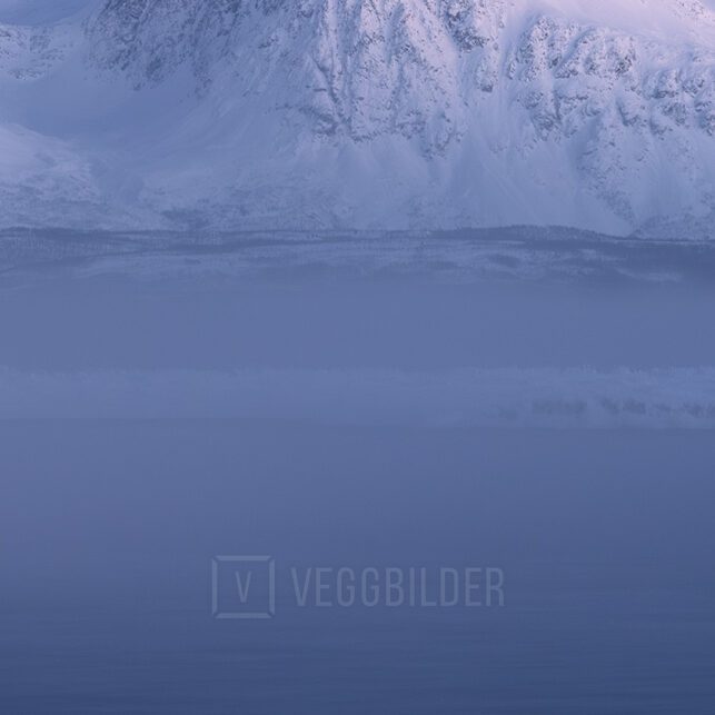 Snødekte fjell og fjord med frostrøyk, fotokunst veggbilde / plakat av Klaus Axelsen