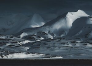 Spor i sne i øde landskap, fotokunst veggbilde / plakat av Kristoffer Vangen