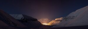 Hus og fjell i blåtime på Svalbard, fotokunst veggbilde / plakat av Kristoffer Vangen