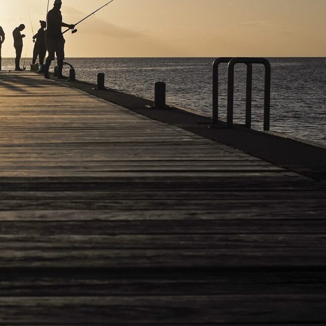 Fiskere i solnedgang, fotokunst veggbilde / plakat av Magne Tveiten
