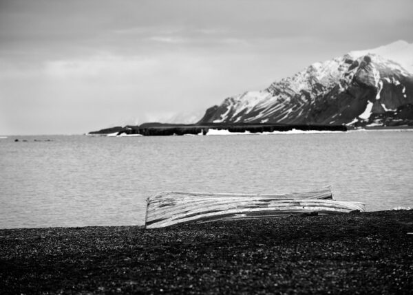 Forlatt robåt Spitsbergen, fotokunst veggbilde / plakat av Peder Aaserud Eikeland
