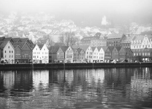 Bryggen i Bergen sort hvitt, fotokunst veggbilde / plakat av Peder Aaserud Eikeland