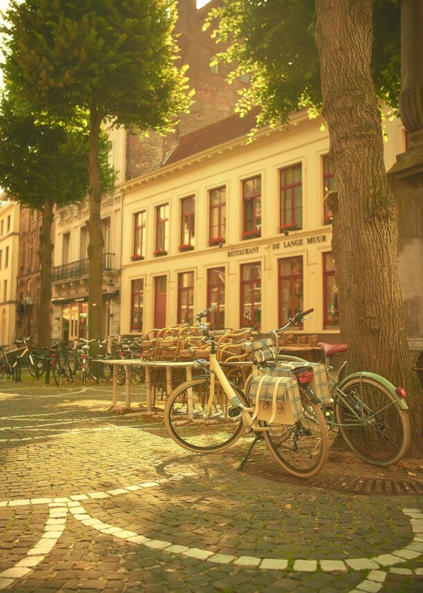 Stemningslys og sykler i Brugge, fotokunst veggbilde / plakat av Peder Aaserud Eikeland