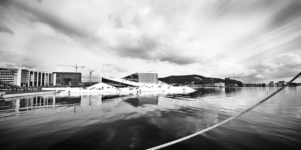 Sort-hvitt panoramabilde av Den Norske Opera, fotokunst veggbilde / plakat av Peder Aaserud Eikeland