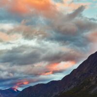 Morgensolen kommer inn over Jotunheimen, fotokunst veggbilde / plakat av Peder Aaserud Eikeland