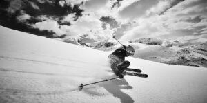 Skikjører nyter bunnløs snø i BC, Canada. , fotokunst veggbilde / plakat av Kristian Aalerud