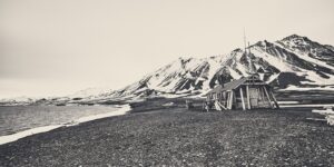 Jakthytte på Svalbard, fotokunst veggbilde / plakat av Kristoffer Vangen