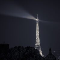 Eiffeltårnets lys i Paris-natten, fotokunst veggbilde / plakat av Peder Aaserud Eikeland