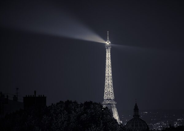 Eiffeltårnets lys i Paris-natten, fotokunst veggbilde / plakat av Peder Aaserud Eikeland