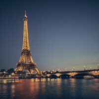 Eiffeltårnet lyser opp ved Seinen, fotokunst veggbilde / plakat av Peder Aaserud Eikeland