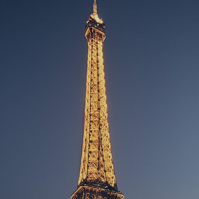 Eiffeltårnet lyser opp ved Seinen, fotokunst veggbilde / plakat av Peder Aaserud Eikeland