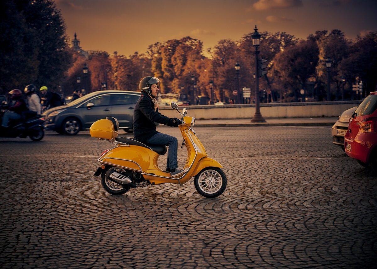 På scooter i Paris, fotokunst veggbilde / plakat av Peder Aaserud Eikeland