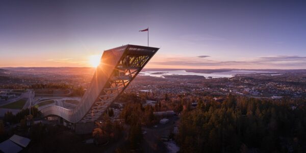 Holmenkollen hoppbakke med Oslo i bakgrunnen, fotokunst veggbilde / plakat av Peder Aaserud Eikeland