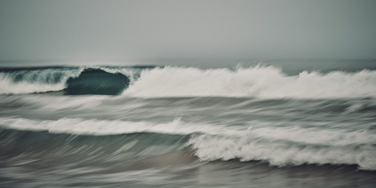 Bølger mot strand, fotokunst veggbilde / plakat av Peder Aaserud Eikeland