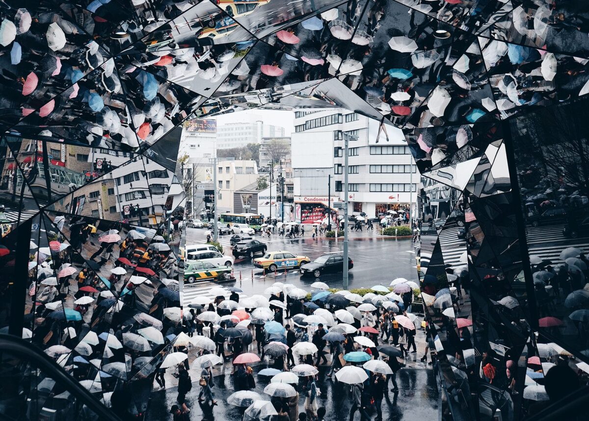 Speil som reflekterer folkemengde med paraplyer, fotokunst veggbilde / plakat av Tor Arne Hotvedt