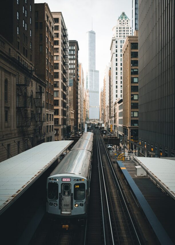 Et tog som kjører i The Loop i Chicago, fotokunst veggbilde / plakat av Tor Arne Hotvedt