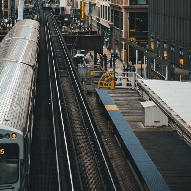 Et tog som kjører i The Loop i Chicago, fotokunst veggbilde / plakat av Tor Arne Hotvedt