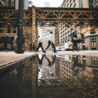 Speilbilde av personer som går over et fotgjengerovergang i Chicago, fotokunst veggbilde / plakat av Tor Arne Hotvedt