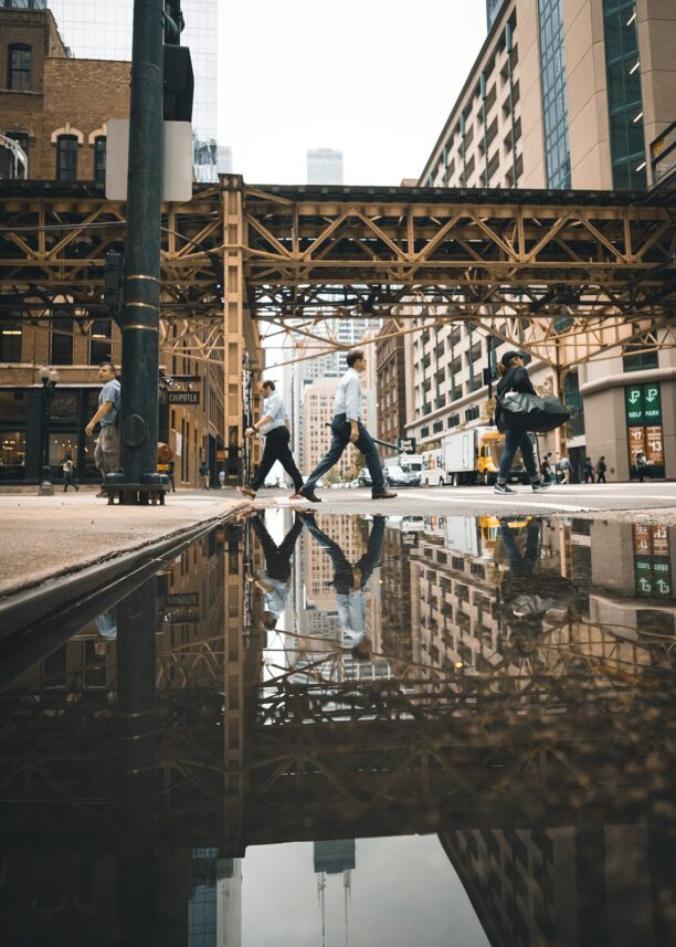 Speilbilde av personer som går over et fotgjengerovergang i Chicago, fotokunst veggbilde / plakat av Tor Arne Hotvedt