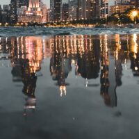 Panorama av skyskrapere i Chicago som speiler seg i vannet, fotokunst veggbilde / plakat av Tor Arne Hotvedt