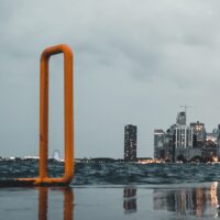 Panorama av skyskrapere i Chicago som speiler seg i vannet, fotokunst veggbilde / plakat av Tor Arne Hotvedt
