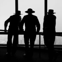 Tre herrer med hatt i silhuett, fotokunst veggbilde / plakat av Tor Arne Hotvedt