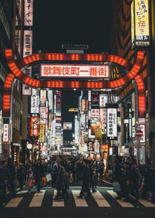 Gatefoto i Japan med lysende skilt, fotokunst veggbilde / plakat av Tor Arne Hotvedt