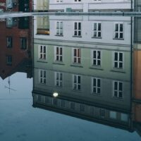 Damstredet i Oslo speilet i vann, fotokunst veggbilde / plakat av Tor Arne Hotvedt