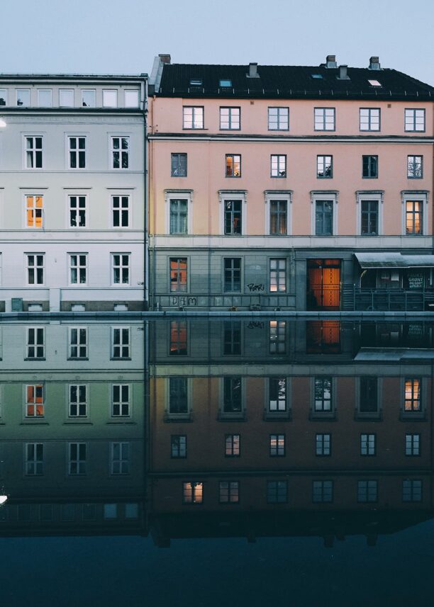 Damstredets bygninger som reflekteres i vannet, fotokunst veggbilde / plakat av Tor Arne Hotvedt