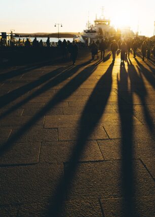 Mennesker som kaster lange skygger i solnedgangen, fotokunst veggbilde / plakat av Tor Arne Hotvedt