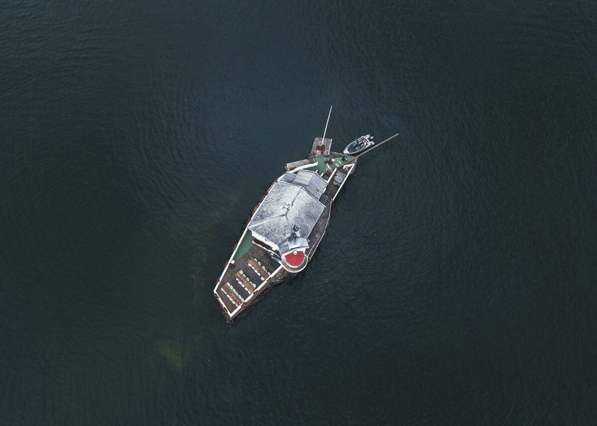 Dronebilde ovenfra av Dyna Fyr i Oslofjorden, fotokunst veggbilde / plakat av Tor Arne Hotvedt