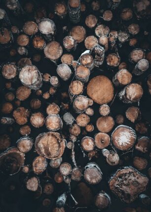 Tømmerstabel i Nesbyen, fotokunst veggbilde / plakat av Tor Arne Hotvedt