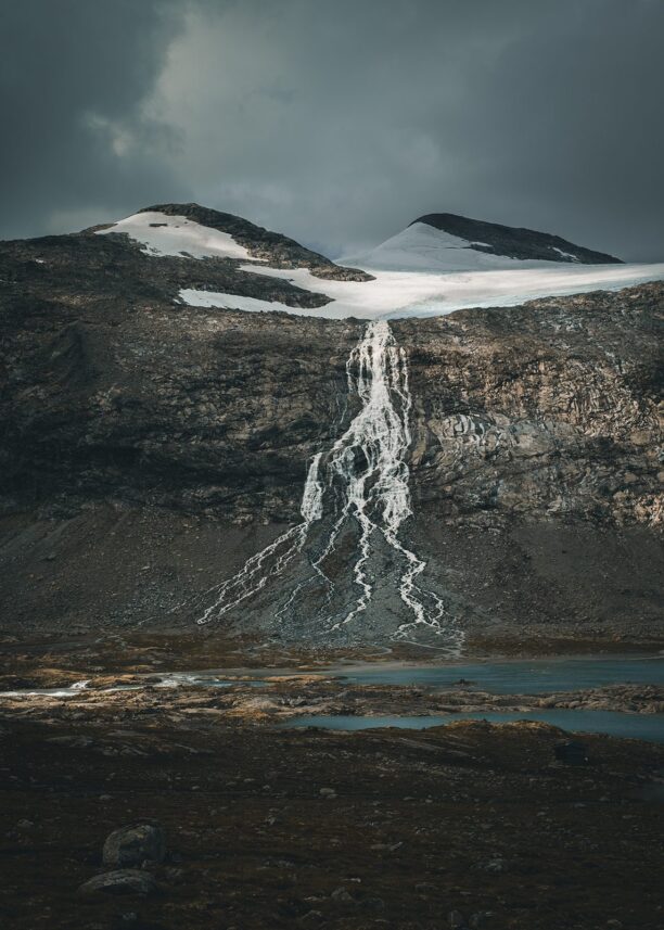 En smeltende isbre på et fjell i Jotunheimen, fotokunst veggbilde / plakat av Tor Arne Hotvedt