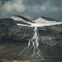En smeltende isbre på et fjell i Jotunheimen, fotokunst veggbilde / plakat av Tor Arne Hotvedt