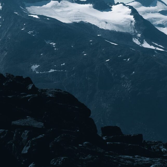 Utsikt over høye fjell i Jotunheimen, fotokunst veggbilde / plakat av Tor Arne Hotvedt