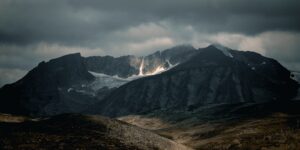 Utsikt over høye fjell i Jotunheimen, fotokunst veggbilde / plakat av Tor Arne Hotvedt