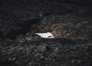 Steinbu med utsikt over Jotunheimen, fotokunst veggbilde / plakat av Tor Arne Hotvedt