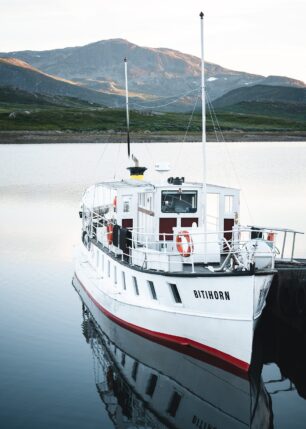 Båten Bitihorn på innsjøen Bygdin, fotokunst veggbilde / plakat av Tor Arne Hotvedt