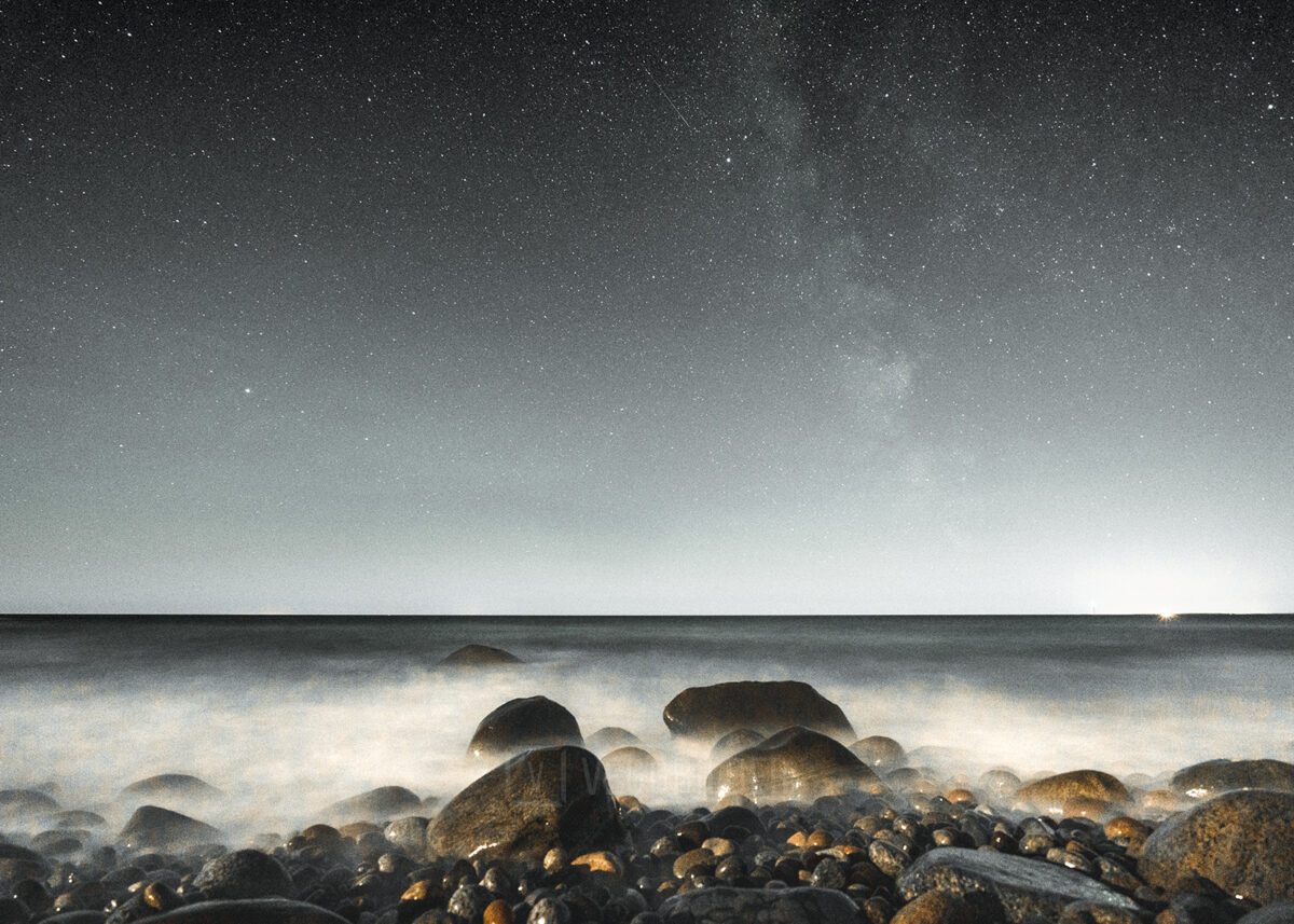 Rullesteiner og stjernene i melkeveien, sett fra Mølen, fotokunst veggbilde / plakat av Tor Arne Hotvedt