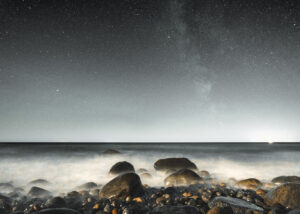 En halvmåne skinner i mørket, fotokunst veggbilde / plakat av Tor Arne Hotvedt