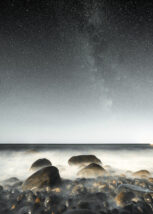 Et tre under stjernehimmelen, fotokunst veggbilde / plakat av Tor Arne Hotvedt