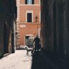 Smal gate i Roma med en hund i bånd, fotokunst veggbilde / plakat av Tor Arne Hotvedt