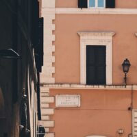 Smal gate i Roma med en hund i bånd, fotokunst veggbilde / plakat av Tor Arne Hotvedt