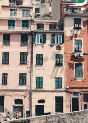 Fasade i Riomaggiore med klesvask, fotokunst veggbilde / plakat av Tor Arne Hotvedt