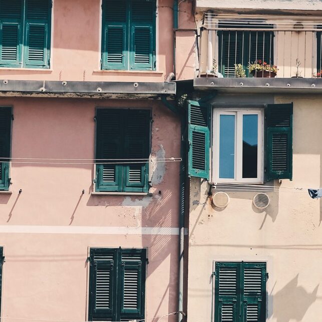 Fasade i Riomaggiore med klesvask, fotokunst veggbilde / plakat av Tor Arne Hotvedt